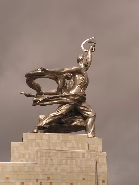 Vào ngày 4/12/2009, Trung tâm Triển lãm Quốc gia ở thủ đô Moskva đã diễn ra lễ khánh thành bức tượng sau hơn 5 năm phục chế. Biểu tượng huyền thoại của Liên Xô lại đứng hiên ngang giữa lòng nước Nga hiện tại.