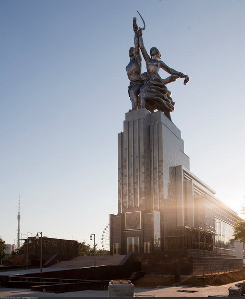Sau triển lãm tại Paris, tượng đài công nông được chuyển về trưng bày tại cổng phía Bắc của Trung tâm triển lãm thành tựu quốc dân Liên Xô, ngày nay là Trung tâm triển lãm toàn Nga.