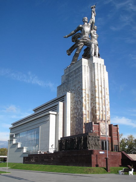 Đây là một tác phẩm có kết cấu phức tạp, vì hình dáng tựa trên hai chân xoạc ra và tải trọng phân tán nhiều nơi so với diện tích chân đế, các lực xô bên trong mạnh hơn, các điểm góc mà lực gây gãy gập do đó cũng lớn hơn. Vì vậy việc thiết kế đòi hỏi những tính toán thật tỉ mỉ, tạo ra kết cấu thật vững chắc.