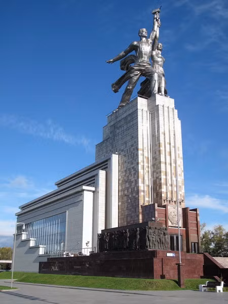 Đây là một tác phẩm có kết cấu phức tạp, vì hình dáng tựa trên hai chân xoạc ra và tải trọng phân tán nhiều nơi so với diện tích chân đế, các lực xô bên trong mạnh hơn, các điểm góc mà lực gây gãy gập do đó cũng lớn hơn. Vì vậy việc thiết kế đòi hỏi những tính toán thật tỉ mỉ, tạo ra kết cấu thật vững chắc.