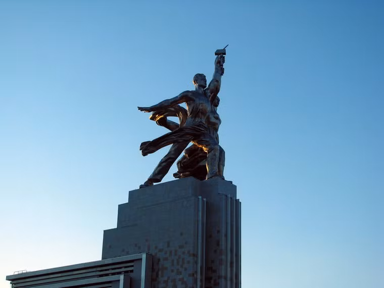 Vào năm 1979, bức tượng đã được dỡ xuống để trùng tu. Trong thời kỳ bất ổn của Liên Xô dưới sự lãnh đạo của Gorbachyov, đã có ý kiến đề nghị bán bức tượng cho một công ty của Mỹ nhưng không được chấp thuận.