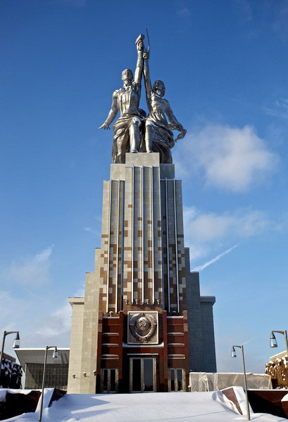 Thị trưởng Moskva khi đó là ông Yuri Luzhkov đã nhận xét đây là “một sự kiện đặc biệt, có ý nghĩa mang tính lịch sử đối với đất nước. Cụm công trình độc đáo tượng trưng cho sự vươn lên mạnh mẽ của quốc gia chúng ta đã trở về với Moskva".