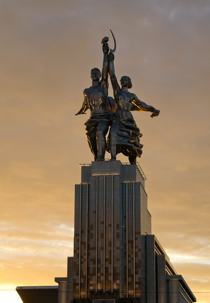 Những người tham gia trùng tu tượng đài Công nhân và nữ nông trang viên cho biết, tác phẩm sẽ đứng vững nhiều thế kỷ nữa bất chấp những khắc nghiệt của khí hậu. Ảnh: Internet.