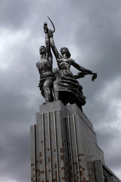 Bức tượng mang ý nghĩa tái hiện hình ảnh và tôn vinh giai cấp công nông, những con người lao động của thế giới. Hình tượng như đang chuyển động, với những bước sải rộng và đầy năng lượng, đang vượt rào lao tới, tạo cảm giác về chuyển động và nguồn sinh lực tiềm tàng.