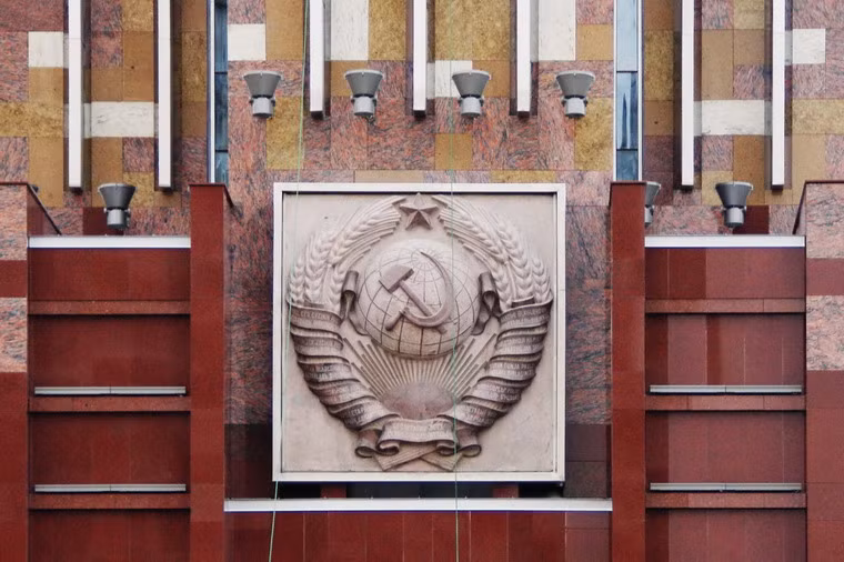 Mặt trước bệ tượng đài có gắn quốc huy Liên Xô khổ 3,5m x 3,5m, nặng 10,5 tấn. Đây cũng chính là Quốc huy được treo tại gian hàng của Liên Xô tại cuộc Triển lãm quốc tế ở Paris (Pháp) năm 1937.