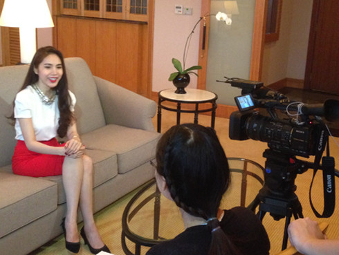 Thủy Tiên được truyền hình Nhật Bản phỏng vấn.