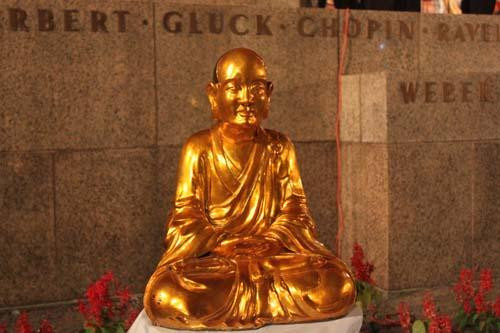 Tượng Phật hoàng Trần Nhân Tông tại Học viện Trần Nhân Tông, Mỹ.