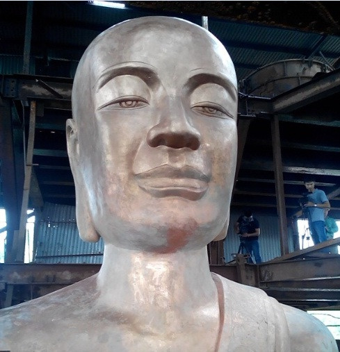Tượng Phật hoàng Trần Nhân Tông tại Yên Tử trong quá trình chế tác.