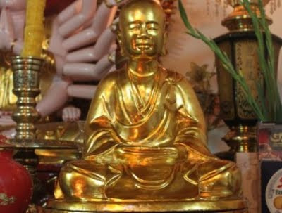 Bức tượng Phật Hoàng Trần Nhân Tông tại chùa Hang, đền Quan Tam, thôn Vỵ Thuỷ, xã Thanh Mỹ, thành phố Sơn Tây, Hà Nội.