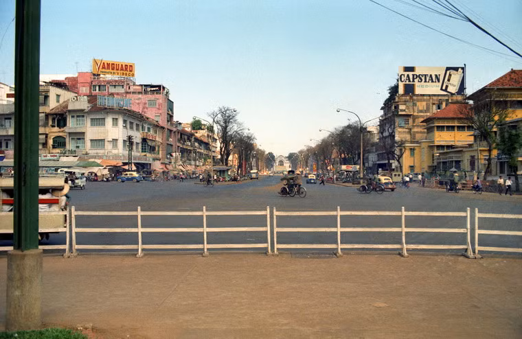 Từ bùng binh Quách Thị Trang nhìn về đường Lê Lợi và Nhà hát lớn.