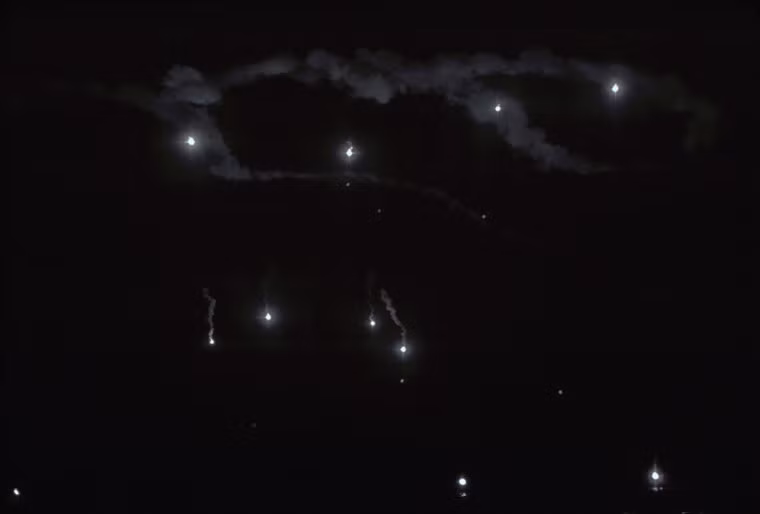 Hỏa châu của Mỹ bùng cháy phía trên các khu vực quân sự ở Sài Gòn.