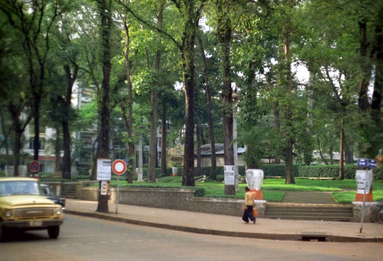 Công viên Chi Lăng nhìn từ đường Tự Do.