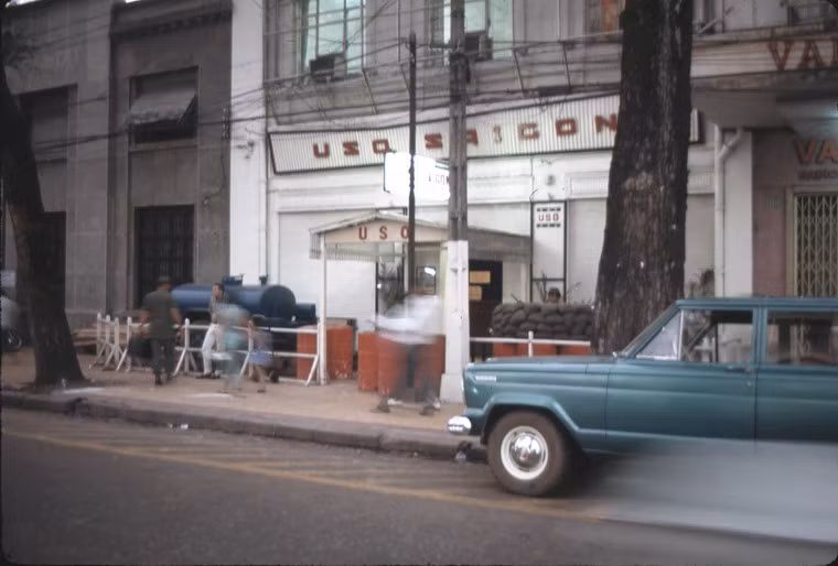 Một góc đường Nguyễn Huệ.