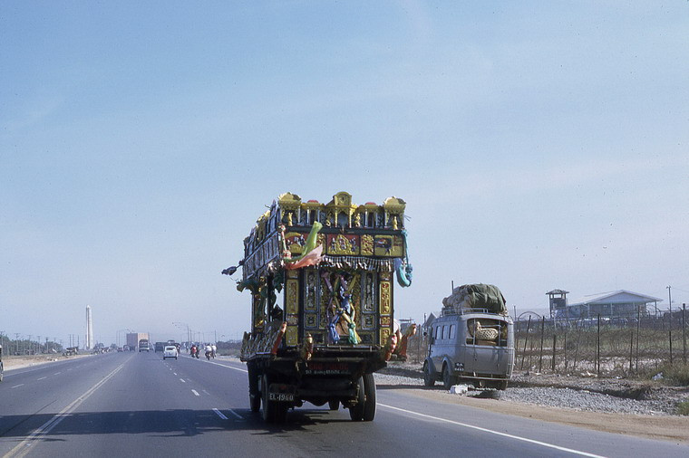 Xe tang trên xa lộ Biên Hòa.