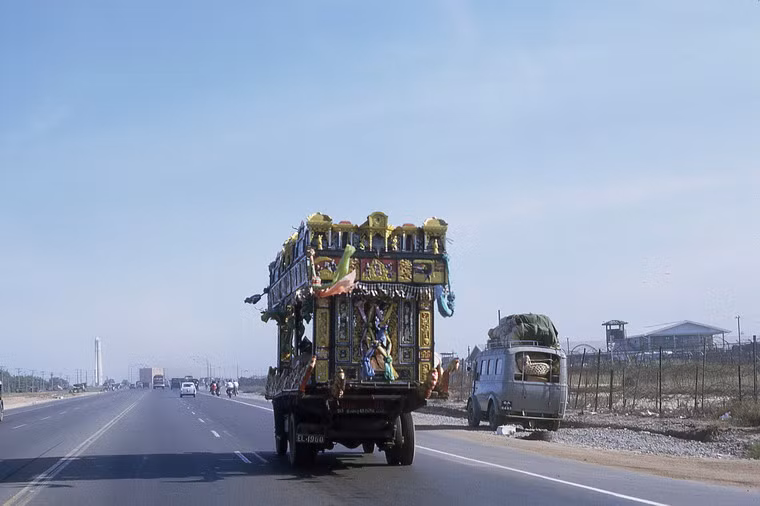 Xe tang trên xa lộ Biên Hòa.