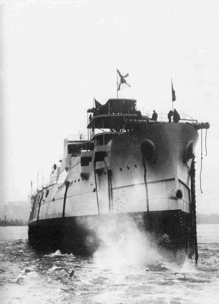 Trong trận đánh này, hải quân Nhật đã chứng tỏ sức mạnh của mình khi lần lượt khiến các tàu chiến chủ lực của Nga thúc thủ. Knyaz Suvorov không phải là một ngoại lệ. Sau khoảng 2 giờ đồng hồ, con tàu đã mất khả năng chiến đấu khi hỏa lực từ hạm đội Nhật Bản giết chết người lái tàu và làm bị thương thuyền trưởng Rozhestvensky.