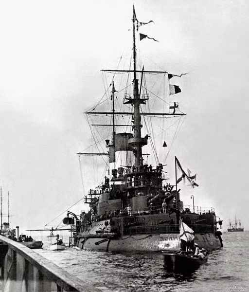Nằm dưới quyền chỉ huy của Phó Đô đốc Zinovy Rozhestvensky, con tàu được điều đến Thái Bình Dương trong vai trò của một soái hạm trong nhiệm vụ phá vỡ sự phong tỏa của hải quân Nhật Bản ở Viễn Đông.