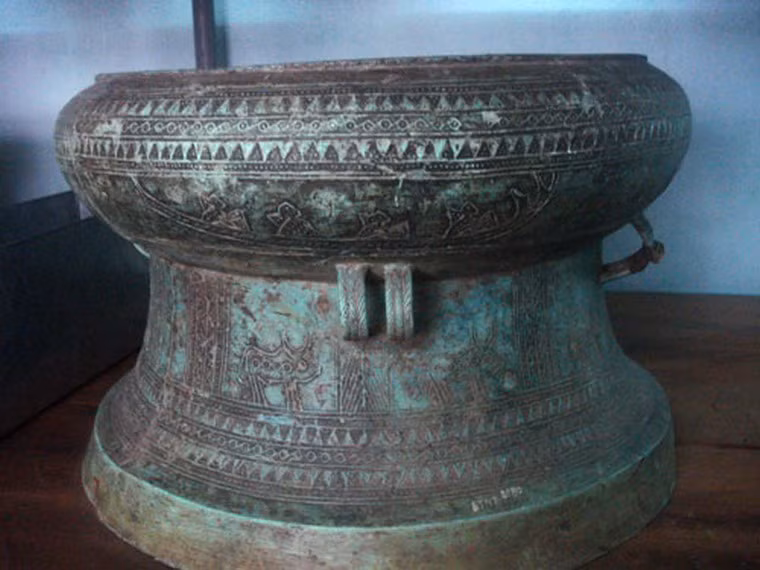 Trống đồng Làng Vạc II có đường kính 34,5 cm, cao 25,6 cm, do Viện khảo cổ và Ty văn hoá Nghệ An tìm được trong khu mộ cổ Làng Vạc (Nghĩa Đàn, Nghệ An) năm 1973.