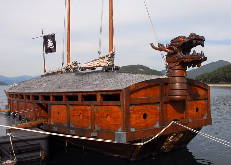 Thuyền rùa thường được dùng để đánh cận chiến. Chiến thuật của người Triều Tiên là đâm thẳng vào đội hình tàu địch để gây rối loạn, rồi tiếp tục nã đạn vào đối phương.