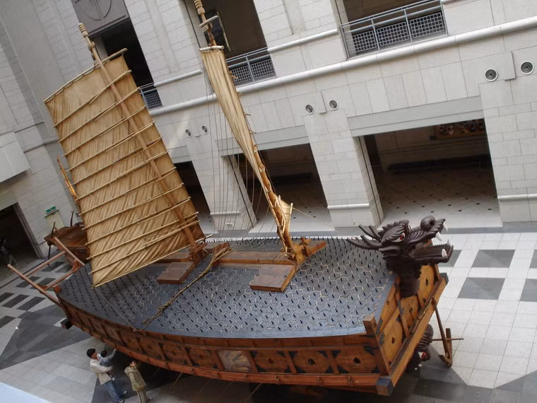 Tên gọi “thuyền rùa” bắt nguồn từ hình dáng đặc trưng của con thuyền, với dáng khum khum như thân rùa, nóc tàu bọc các tấm thép, lởm chởm trông sắc, như những mảnh mai rùa. Có thể coi đây là những thuyền chiến bọc sắt đầu tiên trên thế giới.