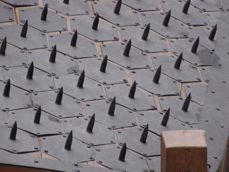 Thiết kế này giúp con thuyền vô hiệu hóa được một phần hỏa lực đối phương, đồng thời ngăn chặn hữu hiệu những cuộc xâm nhập lên thuyền.