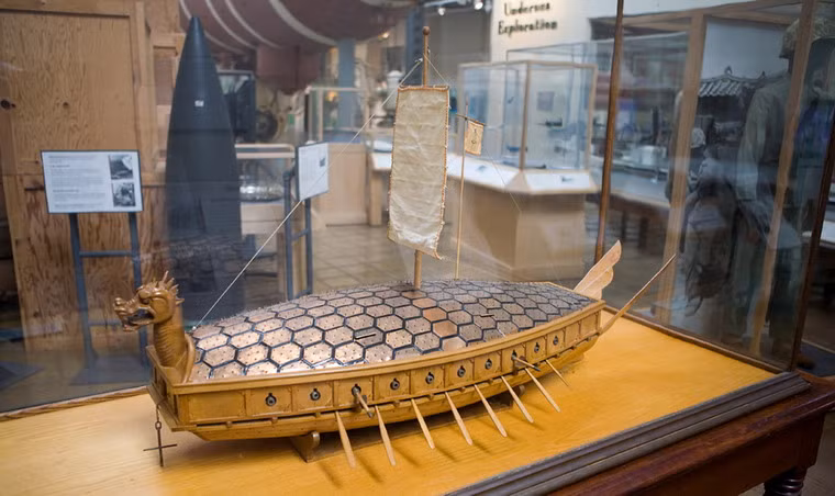 Không những phòng thủ tốt, thuyền rùa còn mang hỏa lực rất mạnh. Nó có thể mang tới 30 khẩu đại bác với các kích cỡ khác nhau đặt dọc thân tàu.