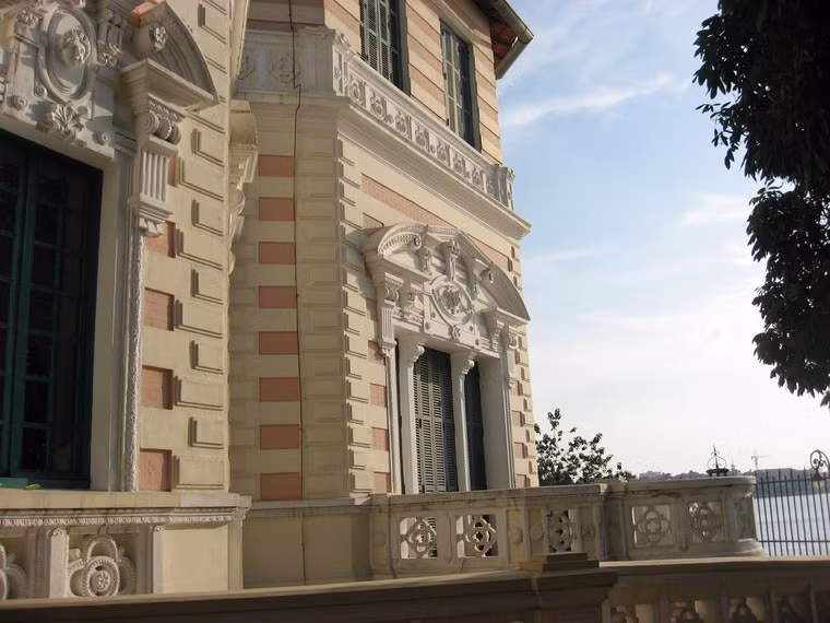 Trường Trung học Bảo hộ (Lycée du Protectorat) được thành lập ở Hà Nội năm 1908. Người Hà Nội thường gọi là trường Bưởi vì trường nằm trên vùng Kẻ Bưởi. Mặc dù được lập ra để đào tạo nhân viên cho bộ máy cai trị, nhưng nhiều học sinh của trường đã trở thành những nhà cách mạng ưu tú. Đại tướng Võ Nguyên Giáp khi còn làm thầy giáo cũng đã dạy học tại đây. Năm 1945, trường đổi tên thành Chu Văn An, tên vị danh sư thời Trần. Cũng như trường Quốc học Huế, THPT Chu Văn An là một trong 3 trường trung học trọng điểm của Việt Nam.