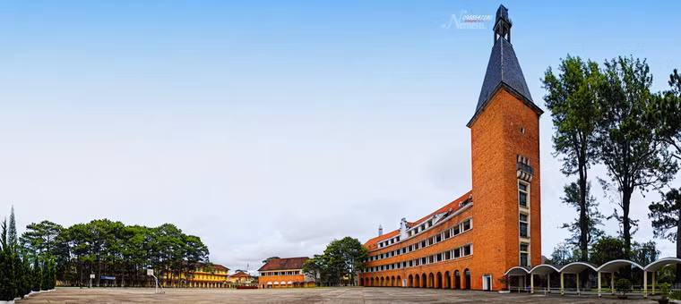 Trường Cao đẳng Sư phạm Đà Lạt tiền thân là trường Grand Lycée Yersin được người Pháp thành lập năm 1927, dành cho con em người Pháp và một số gia đình người Việt giàu có. Được kiến trúc sư Moncet thiết kế và chỉ đạo xây dựng, trường đã được Hội Kiến trúc sư thế giới (UIA) công nhận là một trong số 1.000 công trình xây dựng độc đáo của thế giới trong thế kỷ 20. Ấn tượng chính của ngôi trường là dãy nhà hình vòng cung với tháp chuông cao vút. Ảnh: Mai Nguyen Hoang (Flickr).