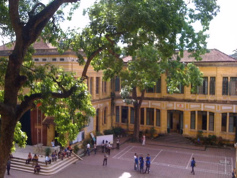 Trong các trường THCS ở Hà Nội, Trưng Vương là ngôi trường lâu đời nhất. Trường được thành lập năm 1917, khi ấy mang tên Đồng Khánh, là một trường dành cho nữ sinh. Sau Cách mạng, trường được đổi tên thành Trưng Vương và dành cho cả học sinh nam và nữ. Ngày nay, trường THCS Trưng Vương là một trong những lá cờ đầu của giáo dục thủ đô, với nhiều thành tích xuất sắc trong học tập và giảng dạy. Ảnh: Vudoanket (Panoramio).