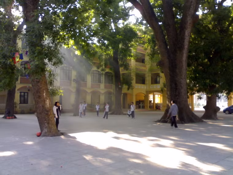 Trường THPT Phan Đình Phùng có lịch sử từ năm 1923, với cái tên École Normale Supérieur Đỗ Hữu Vị (phi công đầu tiên của Đông Dương). Thời bấy giờ, ngôi trường này là một trường học lớn dành cho người Việt, về tầm vóc có thể so sánh với trường Bưởi, trường Đồng Khánh. Ngày nay, Phan Đình Phùng là một trường THPT lớn, có chỉ tiêu tuyển sinh cao trong nội thành Hà Nội. Trong nhiều năm, trường là một trong năm trường THPT của Hà Nội có điểm tuyển học sinh lớp 10 cao nhất thành phố.