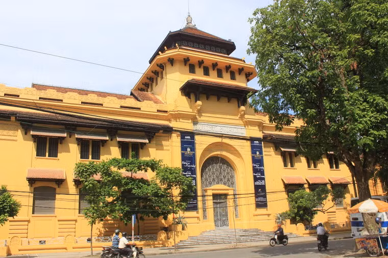 Năm 1907, ĐH Đông Dương chính thức khai giảng khóa đầu tiên. Đây là cơ sở giáo dục bậc ĐH đầu tiên ở Đông Dương. Vì trường đã khích lệ phong trào yêu nước trong năm 1908-1909, thực dân Pháp đã cắt ngân sách và dừng hoạt động của trường cho tới năm 1917. Sau Cách mạng Tháng Tám, trường đổi tên thành ĐH Quốc gia Việt Nam, năm 1956 là ĐH Tổng hợp và từ 1993 thì lấy tên ĐH Quốc gia Hà Nội. Ngày nay, ĐH Quốc gia Hà Nội giữ một vai trò quan trọng trong việc đào tạo tầng lớp tri thức với hệ thống giáo dục uy tín hàng đầu Việt Nam. Ảnh: Đăng Định (Panoramio).