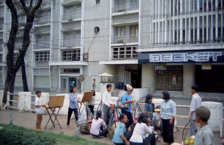 Phía trước rạp chiếu phim REX.