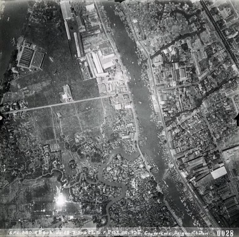 Quận 4 (trái) và Quận 1 (phải) được ngăn cách bởi rạch Bến Nghé.