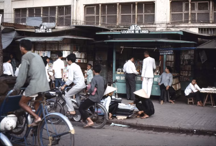 Khu bán sách cũ trên đường Lê Lợi.