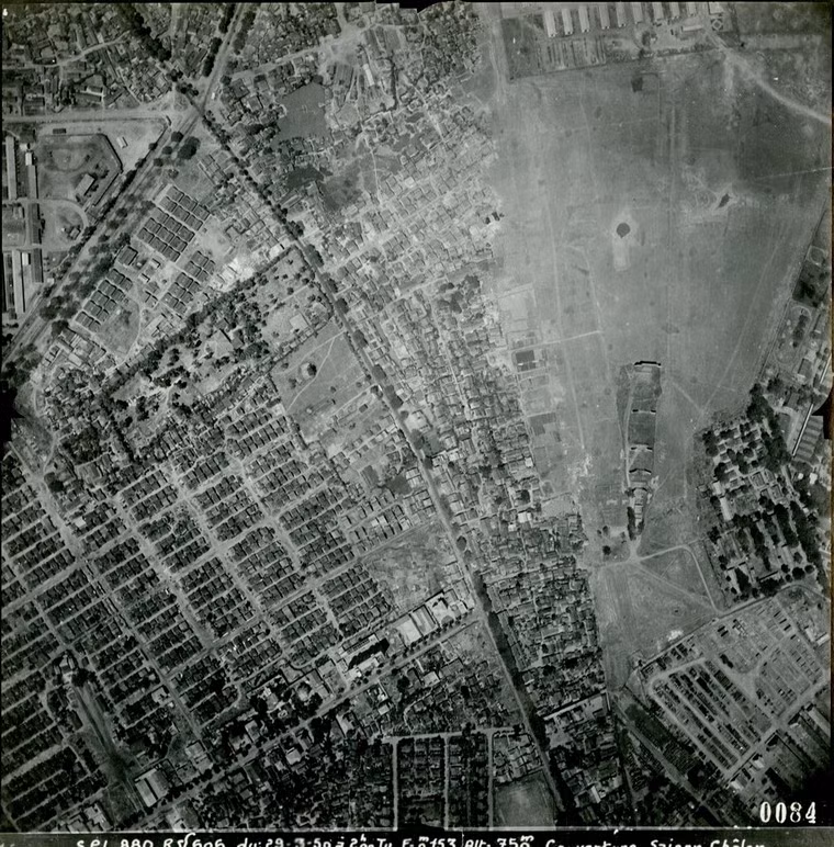 Ngã 7, một nút giao thông lớn của Sài Gòn nằm phía trên, bên trái ảnh.