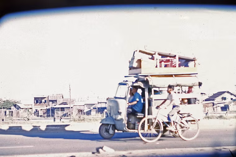 Xe lam chở đầy người và hàng hóa trên đường ngoại ô Sài Gòn.