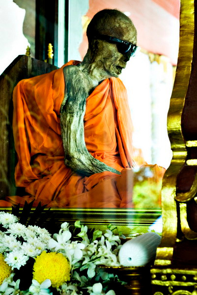 Khảo sát bằng tia X quang cho thấy mô não và hệ thống cơ quan trong xác ướp vẫn còn nguyên vẹn, mặc dù kích thước bị thu nhỏ do mất nước. Trên đầu của thiền sư vẫn còn tóc. Dù vậy, ông phải đeo kính đen vì đôi mắt đã bị khô lại và hõm sâu vào trong.