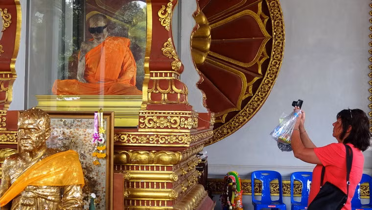 Ngôi chùa Wat Kunaram nằm ở phía Nam của tỉnh Koh Samui nổi tiếng khắp Thái Lan vì đây là nơi gìn giữ xác ướp của vị thiền sư Luang Pho Daeng (hay Loung Por Daeng).