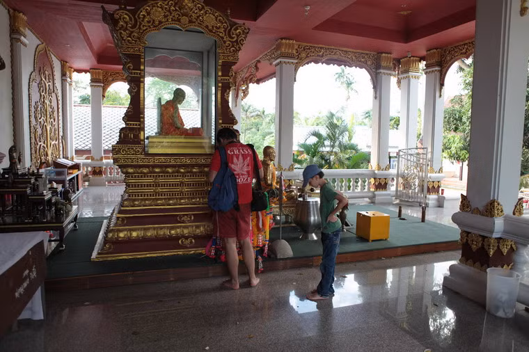 Sự hiện diện của xác ướp vị thiền sư cũng nhận được sự chú ý của quốc tế, khiến chùa Wat Kunaram trở thành một điểm thu hút khách du lịch, đóng góp một phần không nhỏ cho sự phát triển kinh tế địa phương. Ảnh: Internet.