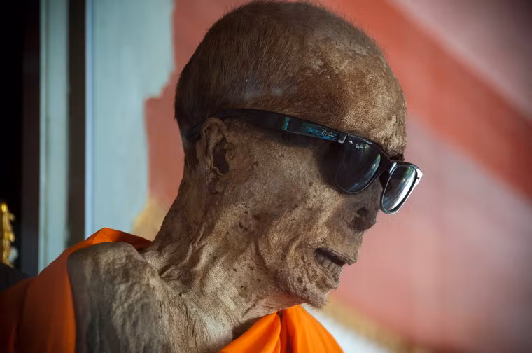 Sau khi thọ Tỳ kheo giới vào năm 1944, Luang Pho Daeng trở thành sư trụ trì của chùa Wat Kunaram. Ông nổi tiếng với kỹ thuật thiền định của mình và được rất nhiều đệ tử đi theo.