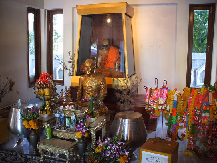 Hàng năm, đông đảo Phật tử Thái Lan vẫn đến Wat Kunaram để chiêm bái và bày tỏ lòng thành kính đối với thiền sư Luang Pho Daeng.