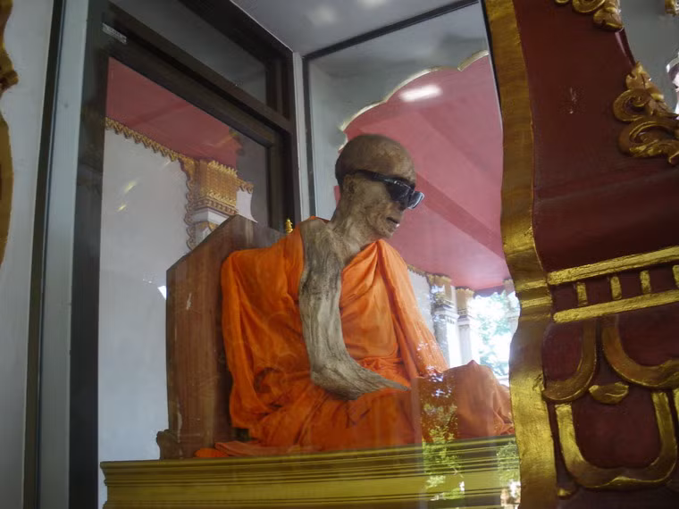 Lúc sinh thời, Luang Pho Daeng từng có một cuộc sống trần tục với vợ và những đứa con của mình. Nhưng khi được 50 tuổi, ông đã quyết định dành phần còn lại của đời mình để đi tu.