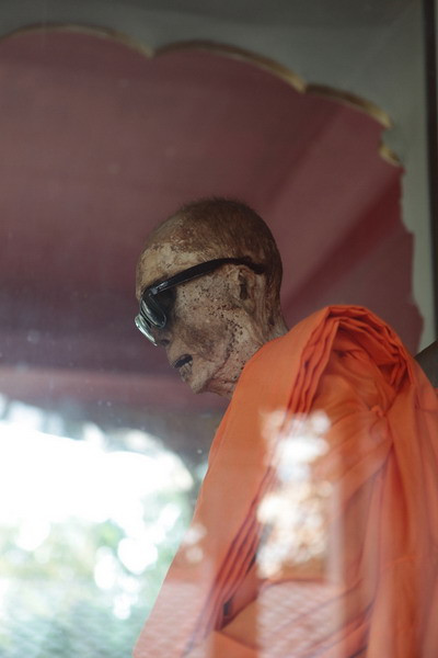 Thiền sư Luang Pho Daeng đã từ giã trần thế năm 1973 trong tư thế ngồi thiền định với lưng thẳng, hai chân xếp lại và hai tay vẫn còn bắt ấn.