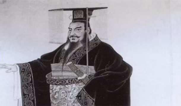 15. Không chỉ tàn bạo, Tần Thủy Hoàng của Trung Quốc còn rất sợ bị ám sát. Đó là lí do ông không bao giờ ngủ cùng một chỗ hai đêm liên tiếp. Không chỉ cảnh giác với con người, ông còn sợ hãi cả một loài quái vật biển khổng lồ mà ông tin là có thật.