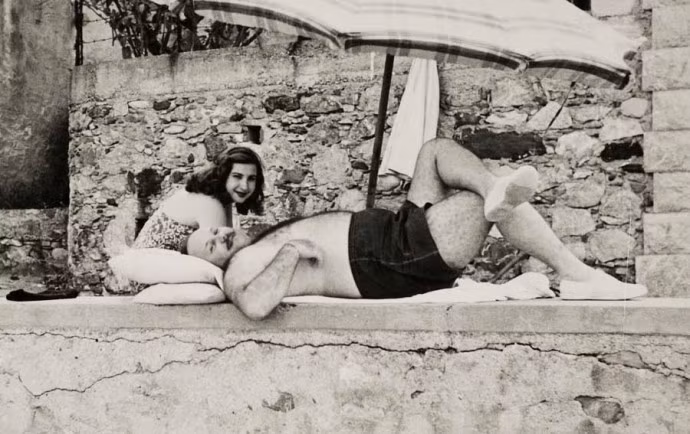 17. Farouk, vị vua cuối cùng của nền phong kiến Ai Cập được gán biệt danh “cái bụng mọc đầu” do thân hình bồ tượng 300kg của mình. Nhưng kì lạ hơn là sở thích ăn cắp vặt của ông vua này, với vụ việc tai tiếng nhất là thó mất chiếc đồng hồ của Thủ tướng Anh Winston Churchill trong một cuộc gặp. Ông cũng được biết đến với vụ bắn hạ tất cả sư tử trong sở thú sau khi gặp ác mộng về loài vật này.