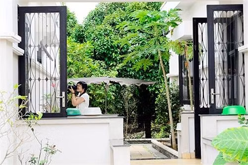 Phòng bếp và phòng khách được thiết kế tách biệt làm hai gian nhà nối giữa là lối đi lộ thiên rất thông thoáng.