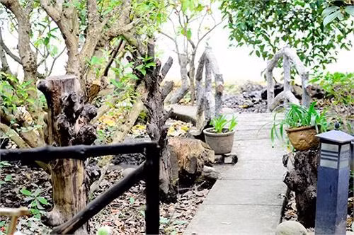 Con đường được xây gần gũi với thiên nhiên với phần đá thô xếp đặt ngay ngắn dẫn qua một lối đi có tay vịn làm bằng cây tự nhiên.