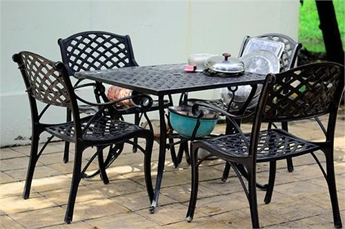 Phía sân sau của phòng bếp là bộ bàn ăn được làm bằng sắt, nơi sáng sớm và trưa Việt Trinh dùng bữa cùng quý tử.