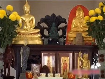 Một khoảng không gian rộng ngay chính giữa phòng khách được Việt Trinh ưu tiên đặt bàn thờ Phật.