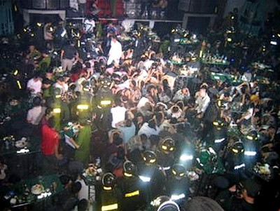 Bên trong vũ trường, dù đã hơn 1h sáng, hàng trăm nam nữ thanh niên “sành điệu” vẫn cuồng nhiệt lắc lư theo tiếng nhạc mạnh và uống rượu, bia. Tiến hành khám xét tại chỗ, cơ quan CA đã tạm giữ 1.160 người để phân loại xử lý, lấy mẫu xét nghiệm nồng độ ma tuý. Lực lượng cảnh sát đã khám xét, thu gom được khoảng 200 bao túi nhỏ nghi là túi đựng ma tuý tổng hợp hoặc cần sa.